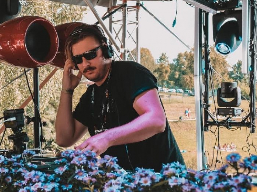 Artist Highlight: Daniel Neighbour-83